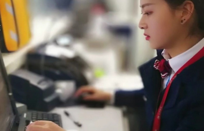 Với khuôn mặt ưa nhìn với đường nét thanh mảnh, ngoại hình nhỏ nhắn đáng yêu cùng sự ân cần, thân thiện trong lúc phục vụ nhân dân đi lại, Hải Yến nhanh chóng được lòng cộng đồng mạng.