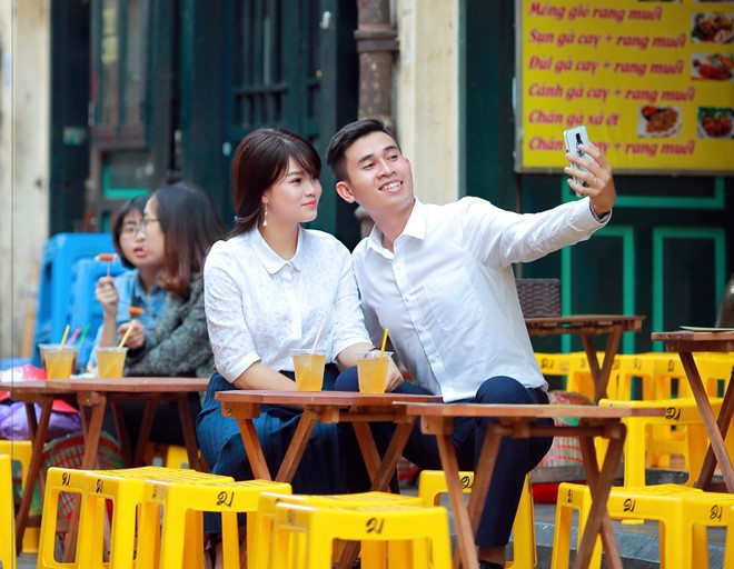 Cặp đôi đến từ Bắc Giang cũng ghi lại khoảnh khắc bình dị của cả hai khi ngồi trà chanh nơi góc phố Tạ Hiện.
