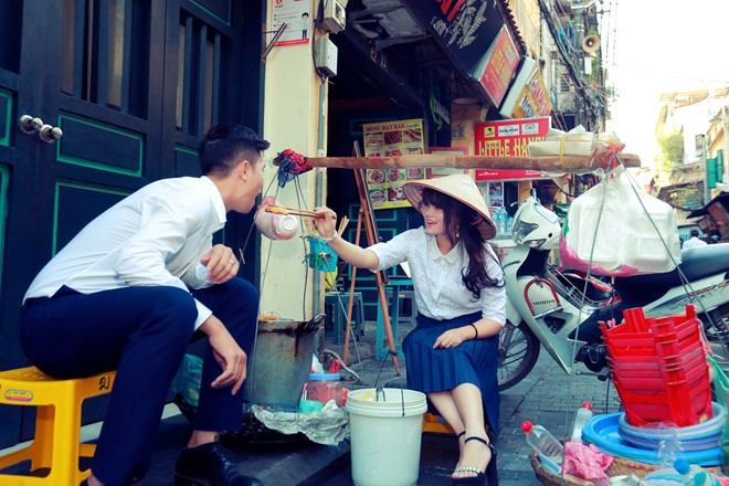 Ăn quán vía hè cũng là một nét đẹp của người Hà Nội mà cặp đôi Trang - Thành chọn vào khoảnh khắc yêu thương của mình.