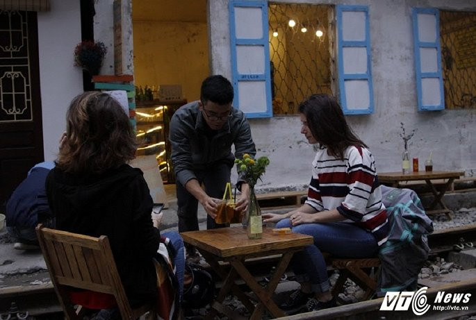 Du khách tìm đến vì quán cà phê đường tàu có không gian thoáng đãng và cũng là địa điểm nhiều người đến "check in".