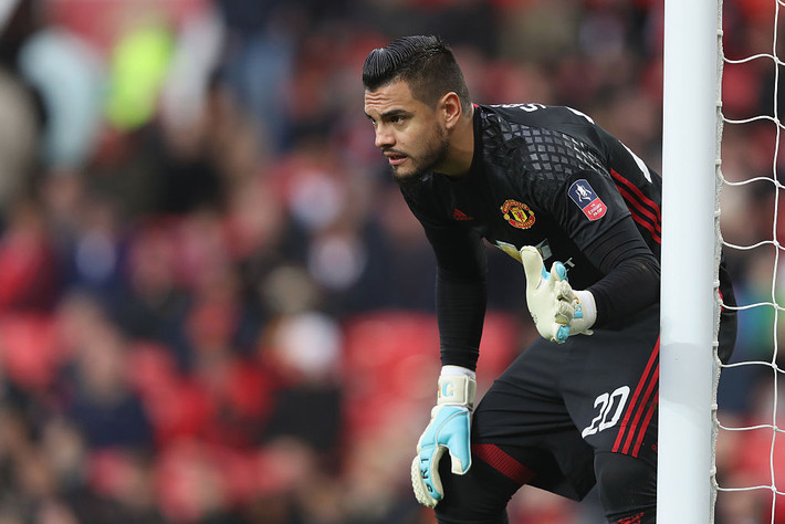 Napoli hỏi mua Sergio Romero: Theo thông tin chuyển nhượng bóng đá từ tờ nhật báo Football Italia khẳng định, đội bóng vùng Naples đã gửi đề nghị trị giá 18 triệu bảng cho thủ thành Sergio Romero. Người gác đền số 1 của ĐT Argentina khó lòng cạnh tranh suất bắt chính với De Gea. Tuy nhiên, màn trình diễn xuất sắc của Romero ở Euroopa League mùa trước đã thuyết phục được giới chóp bu đội bóng Italia. Hiện phía MU chưa đưa ra câu trả lời. Ảnh: Football