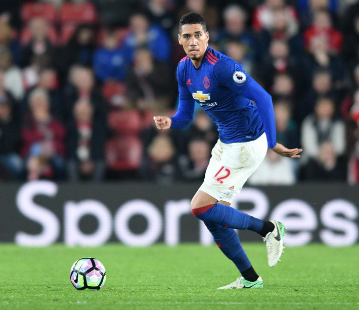 Leicester City muốn có sao M.U: Trong nỗ lực gia cố cho hàng phòng ngự, Leicester City đã hướng sự chú ý tới trung vệ Chris Smalling của M.U. Có khả năng Jose Mourinho sẽ để Smalling ra đi.