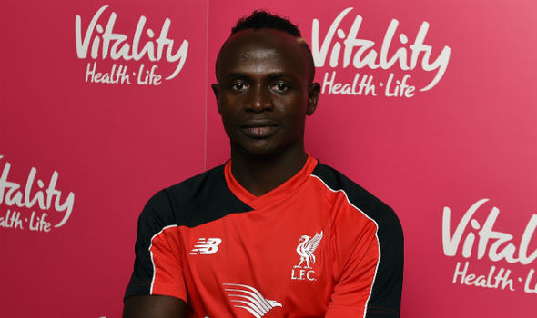 Real "cướp" Mane: Sadio Mane đã chơi vô cùng ấn tượng trong chiến thắng 4-0 của Liverpool trước Arsenal. Chứng kiến phong độ chói sáng này, cựu hậu vệ Jamie Carragher lo ngại Liverpool khó giữ chân ngôi sao người Senegal. Huyền thoại "The Kop" cho rằng Mane sẽ là miếng ghép lý tưởng trên hàng công Real Madrid. Ảnh: Liverpool FC