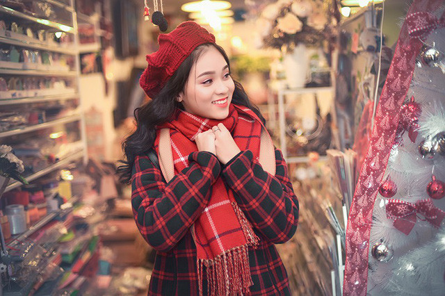 Trước bộ ảnh Giáng Sinh, Ngọc Anh từng gây ấn tượng với dân mạng và những người yêu nhiếp ảnh bằng bộ ảnh "Có phải em mùa thu Hà Nội" cùng với nhiếp ảnh gia Lê Xuân Bách.