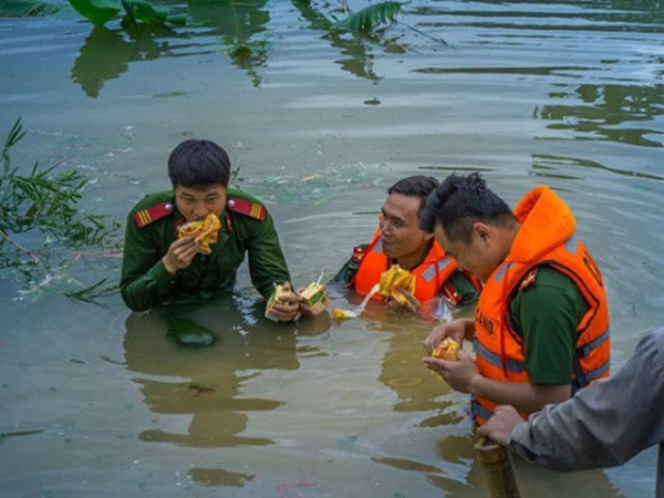 Những hình ảnh giúp đỡ người dân, cứu hộ đồng bào trong mùa mưa lũ của cán bộ, chiến sĩ công an được dân mạng liên tục cập nhật, chia sẻ trên mạng xã hội. Đây là những bức ảnh vô cùng ý nghĩa và ấn tượng, chạm đến cảm xúc của nhiều người.
