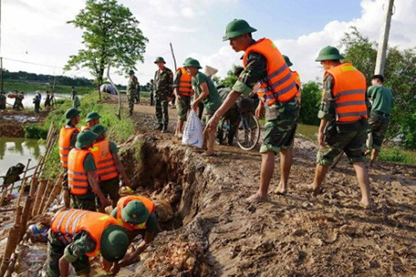 Giữa những cảnh tượng tang thương, đổ nát trong những ngày mưa lũ, hình ảnh các chiến sĩ công an và quân đội nhân dân sẵn sàng sát cánh với nhân dân, đồng lòng cứu tài sản, tiếp đồ cứu trợ.