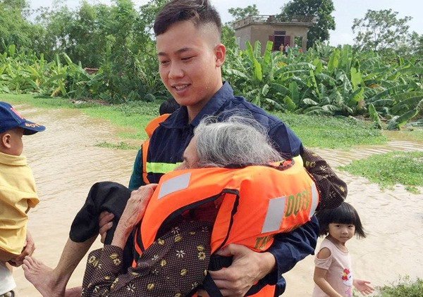 Những hình ảnh trên đã khiến nhiều người không cầm nổi nước mắt, giữa muôn trùng con nước, các chiến sĩ công an không ngại khó, không ngại khổ để cùng chung tay với nhân dân khắc phục hậu quả.