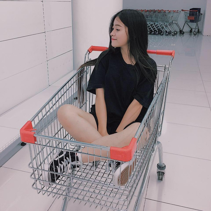 Được biết, Hằng nuôi đam mê với nghiệp diễn xuất từ năm lớp 5 và đã có định hướng thi vào ngành diễn viên điện ảnh của trường Đại học Sân khấu – Điện ảnh Hà Nội. Đến năm lớp 10, cô bạn xinh đẹp 10X này được chị đưa đi đóng phim và tham gia một số chương trình của VTV và từ đó tình yêu với nghề diễn lại càng được vun xới.