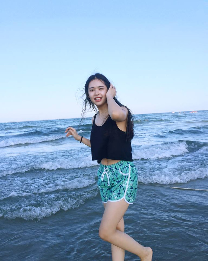 Thanh Hằng tự nhận bản thân là cô gái đa phong cách, bên ngoài có cá tính mạnh mẽ, nhưng có thể biến hóa thành hình mẫu thục nữ, dịu dàng. Ngoài giờ làm việc, 9X này thường cùng mẹ học may vá, nấu ăn, làm bánh. Ảnh trong bài: Facebook nhân vật.