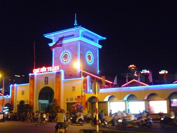 Chợ đêm Bến Thành được xem là "thánh địa" ăn đêm Sài Gòn suốt nhiều năm qua. Nằm ngay trung tâm thành phố, gần khu vực tập trung nhiều khách du lịch vô cùng tiện lợi, vì thế khu ẩm thực đêm của chợ Bến Thành được rất nhiều người yêu thích. Tại đây có vô số món ăn mang hương vị ẩm thực Việt như: hủ tiếu, bún bò, phở, ốc, bún riêu..., chủ yếu phục vụ cho khách du lịch nên giá cả cũng cao hơn so với những nơi khác. Đây cũng là nơi nhất định bạn nên ghé thăm nếu đến Sài Gòn để tìm hiểu về văn hóa, ẩm thực của thành phố quanh năm nắng nóng này.