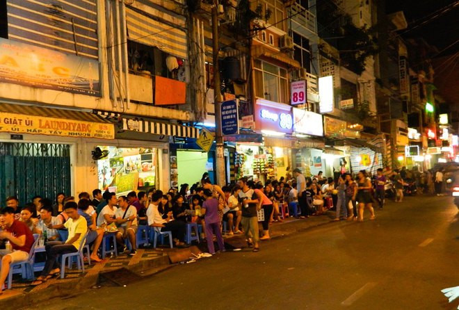 Nằm ngay trung tâm Sài Gòn, con phố Tây Bùi Viện lúc nào cũng hấp dẫn giới trẻ và khách du lịch bởi sự sôi động. Nơi đây, bạn có thể thỏa sức khám phá ẩm thực đường phố với vô vàn các món ăn. Nơi đây cũng hội tụ đầy đủ các nền ẩm thực khác nhau với các món từ ăn nhẹ như chè, sinh tố đến các quán nướng, bánh mỳ, xôi gà, cơm lá sen, xiên que… và giá đắt đỏ hơn một số nơi khác.