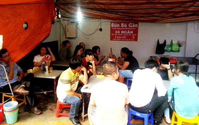 Ở Sài Gòn, bạn không khó để tìm cho mình một quán bún bò, nhưng những quán bún bò biến tấu theo kiểu Sài Gòn và trở thành món ăn đặc trưng của quán, thì chỉ đếm trên đầu ngón tay. Góc đường Nguyễn Văn Đậu - Lê Quang Định (quận Bình Thạnh) bạn sẽ luôn tìm được quán bún bò Huế vào bất cứ giờ nào. Quán vỉa hè với bàn ghế nhựa sơ sài nhưng món bún bò, bánh canh luôn thu hút những vị khách ăn đêm. Giá một tô từ 20.000 đến 35.000 đồng.