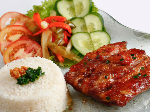 Cơm tấm đêm là đặc sản nổi tiếng của Sài Gòn, bán ở mọi vỉa hè, bán xuyên đêm nên nhiều người gọi vui là “cơm tấm ma”. Cơm tấm ăn kèm sườn nướng, trứng ốp-la, chả, bì… giá một phần từ 18.000 đồng. Cơm tấm “ma” ở đường Đinh Tiên Hoàng (quận 1) và cơm tấm đêm Cao Đạt (quận 5) được coi là nổi tiếng nhất, bán lâu năm và hút khách.