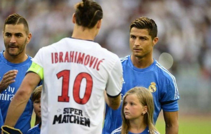 Ronaldo "chặn đường" Ibrahimovic sang Real Madrid: Theo thông tin chuyển nhượng bóng đá từ tờ Don Balon tiết lộ, Cristiano Ronaldo đã ngăn không để Real Madrid ký hợp đồng với chân sút kỳ cựu Zlatan Ibrahimovic trong mùa hè 2017. Ibrahimovic đã tái duyên với MU thêm 1 năm, sau khi quá trình hồi phục chấn thương nặng gặp phải hồi tháng 4, diễn ra tốt đẹp, nhanh hơn dự kiến. Tuy nhiên, nguồn trên tiết lộ, trước đó tiền đạo săn bàn người Thụy Điển gần như đã ký hợp đồng với nhà vô địch La Liga, Real Madrid. Ảnh: Don Balon