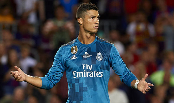 Ronaldo không muốn thi đấu cùng "đàn em" Borja Mayoral: Hàng công Real mùa này không có nhiều sự lựa chọn tốt, sau sự ra đi của Morata. Trong bối cảnh Benzema dính chấn thương gân kheo, HLV Zidane đã xếp tiền đạo mới 20 tuổi Borja Mayoral thi đấu thường xuyên. Tuy nhiên, ngay khi trở lại sau án treo giò, Cristiano Ronaldo tuyên bố, anh không thích đá cùng Borja trong đội một Real. Bởi vậy, CR7 đã yêu cầu Zidane gạt tài năng mới nổi này ra khỏi danh sách thi đấu. Ảnh: AS