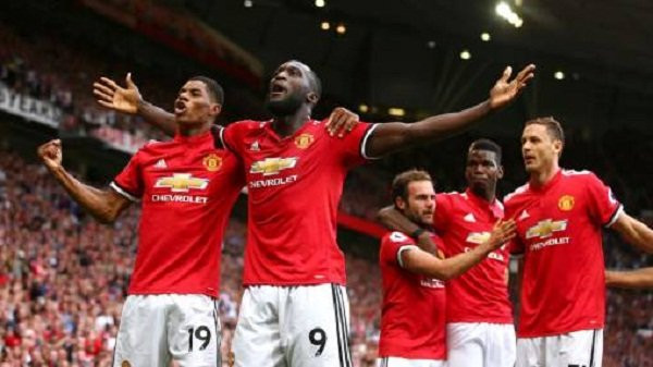 Sếp bự M.U xoa tay "nổ" chuyển nhượng: Phó Chủ tịch - GĐĐH M.U, Ed Woodward hiếm khi được khen về chuyện "đi chợ" khôn ngoan, nếu không muốn là thường bị chê nhiều hơn. Tuy nhiên, với việc M.U đang bay cao, đá đâu thắng đó, trong bối cảnh 2/3 tân binh chứng tỏ phong độ xuất sắc, có vai trò quan trọng trong đội là Matic và Lukaku, sếp bự Quỷ đỏ đã xoa tay hỉ hả cho mùa "đi chợ" thành công và khôn ngoan. Ảnh: Manchester Evening News