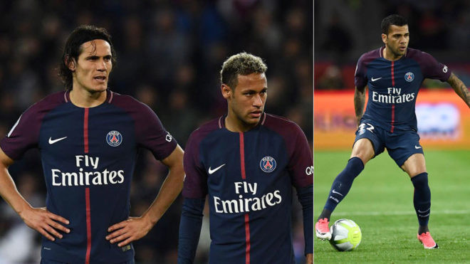 Dani Alves sắp xếp cho Neymar - Cavani làm hòa: Với căng thẳng tăng cao giữa Neymar - Cavani sau tranh giành đá phạt cho PSG, hậu vệ Dani Alves, cũng là anh em thân hữu của Neymar đã mời cả đội đi ăn tối ở nhà hàng để sắp xếp 2 tay săn bàn làm hòa với nhau. Trước đó có tin, sau mâu thuẫn, Neymar yêu cầu PSG "tống khứ" Cavani. Ảnh: Daily Mail