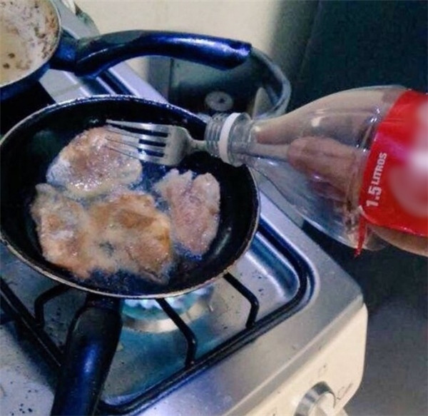 Thực hiện những món rán không sợ bắn vào tay, thì vỏ chai coca là một sáng tạo mang tính đột biến.