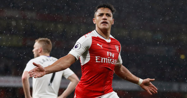 Theo tờ Mirror, Real Madrid đang đẩy mạnh việc chiêu mộ tiền đạo Alexis Sanchez để có thể tiếp thêm sức mạnh nơi hàng công, nhằm tham gia vào cuộc đua giành chức vô địch La Liga. Ảnh: Mirror.