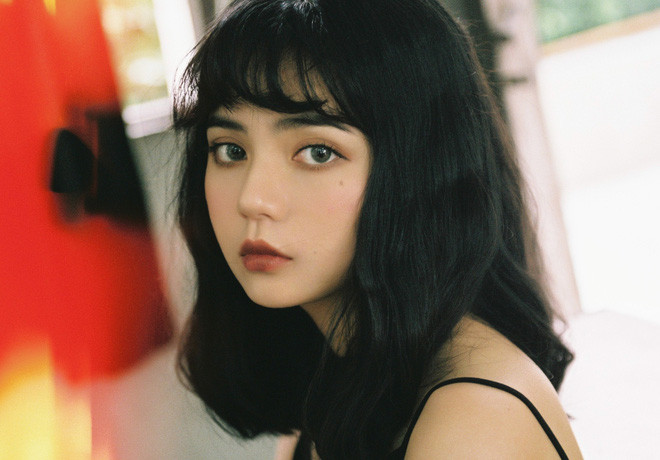 Sở hữu đôi mắt to, mặt tròn và nước da trắng hồng không tì vết, Chu Diệp khiến nhiều dân mạng thầm thương nhớ. Theo nhiều người nhận xét, nét cuốn hút nhất trên khuôn mặt nữ sinh 9X này chính là đôi mắt. Đôi mắt to tròn, trong veo cùng hàng mi cong vút giúp khuôn mặt của Chu Diệp toát nên đầy vẻ ngây thơ.