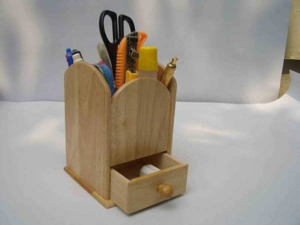 Với nhiều người, ngoài những món quà quen thuộc như tập vở, nhãn vở, bút mực thì Ống cắm bút - cũng khá thiết thực. Nhưng nhận được hai cái trở lên thì rõ ràng không biết làm gì.
