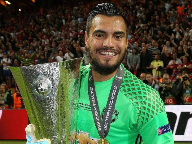 Nguồn tin từ Daily Mail, thủ thành Sergio Romero đang tính chuyện chia tay M.U trong tháng Giêng để tìm kiếm cơ hội dự World Cup 2018. Ảnh: Daily Mail.