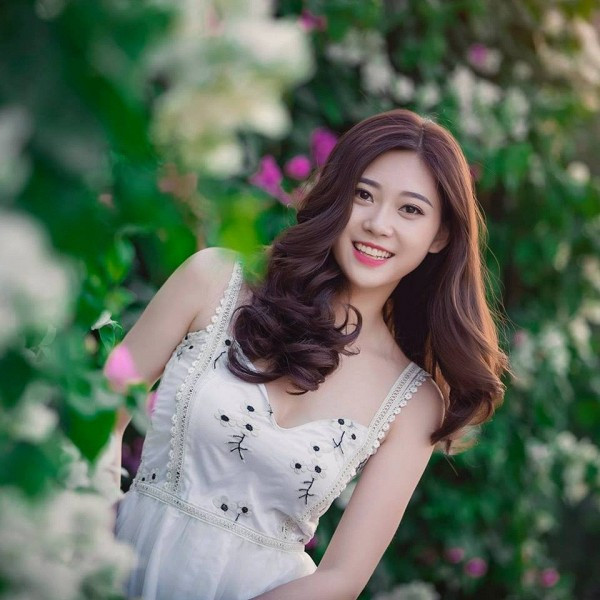 Từng gặp phải câu hỏi rằng đã PTTM chưa? Huyền Trang từ tốn đáp trả rằng mình tôn thờ vẻ đẹp tự nhiên và không có nhu cầu chỉnh sửa bất cứ bộ phận nào trên cơ thể. Bên cạnh đó, nữ sinh Hà thành này cũng tiết lộ sẽ không tham gia vào showbiz vì e ngại thị phi. Ảnh: FBNV.