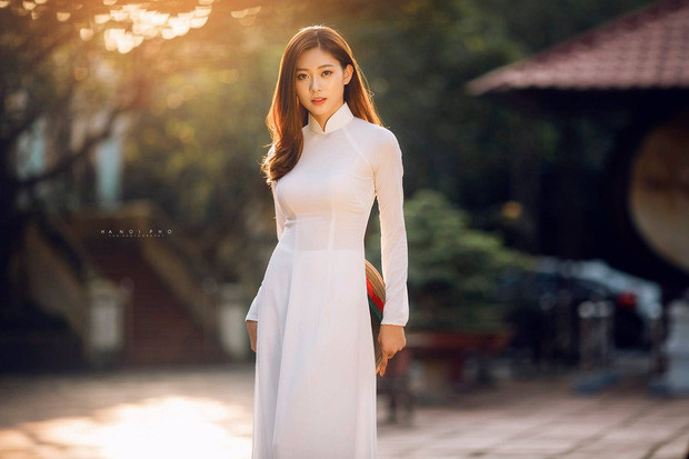 Thái Thị Huyền Trang (sinh năm 1995, tại Hà Nội), hiện nữ sinh Hà thành này đang học năm cuối tại trường Học viện Chính sách và Phát triển. Sở hữu bộ ảnh áo dài được dân mạng gọi là "mặc áo dài đẹp hết phần người khác" Huyền Trang nhanh chóng trở thành gương mặt được cộng đồng mạng cũng như báo chí nhắc tới rất nhiều trong những ngày vừa qua.