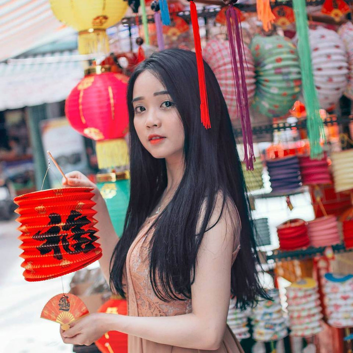 Lương Ái Vi (sinh năm 1993) đến từ Đắk Lắk. Cô nàng là cựu sinh viên chuyên ngành Thư ký văn phòng, trường Cao đẳng Văn hóa Nghệ thuật và Du lịch Sài Gòn.