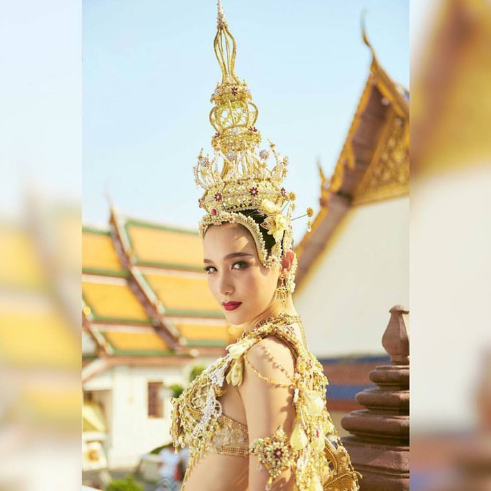 Sở hữu gương mặt sắc sảo với những đường nét đẹp không có chỗ chê cùng những đường cong nóng bỏng, 3 vòng tiêu chuẩn, Jiratchaya Sirimongkolnawin đã vượt qua 26 người đẹp chuyển giới đến từ các quốc gia trên thế giới để đội lên đầu chiếc vương miện trở thành tân Hoa hậu chuyển giới quốc tế.