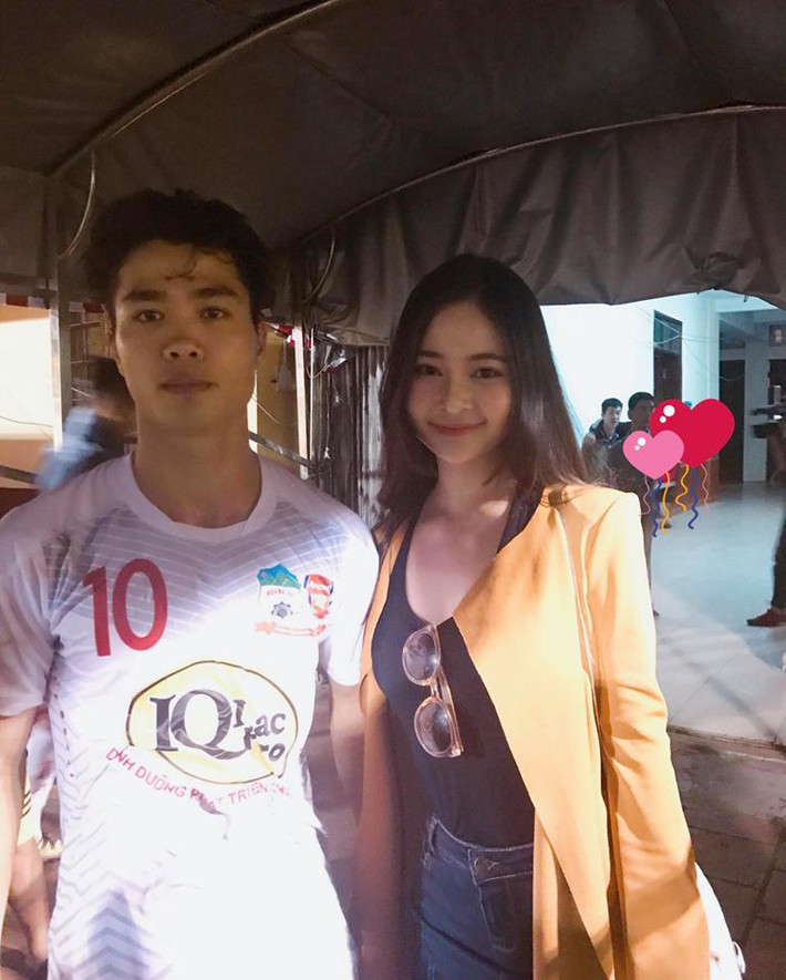 Sau khi bức ảnh cô gái xinh đẹp như hot girl chụp cạnh cầu thủ Công Phượng được đăng tải, rất nhiều dân mạng đã đổ xô đi tìm tung tích của nữ nhân vật chính. Được biết, cô gái đang gây chú ý đó là Thái Thảo Nguyên, sinh năm 1998 tại Đà Nẵng, hiện đang học tiếng Anh tại trường đại học Rmit thành phố Hồ Chí Minh.