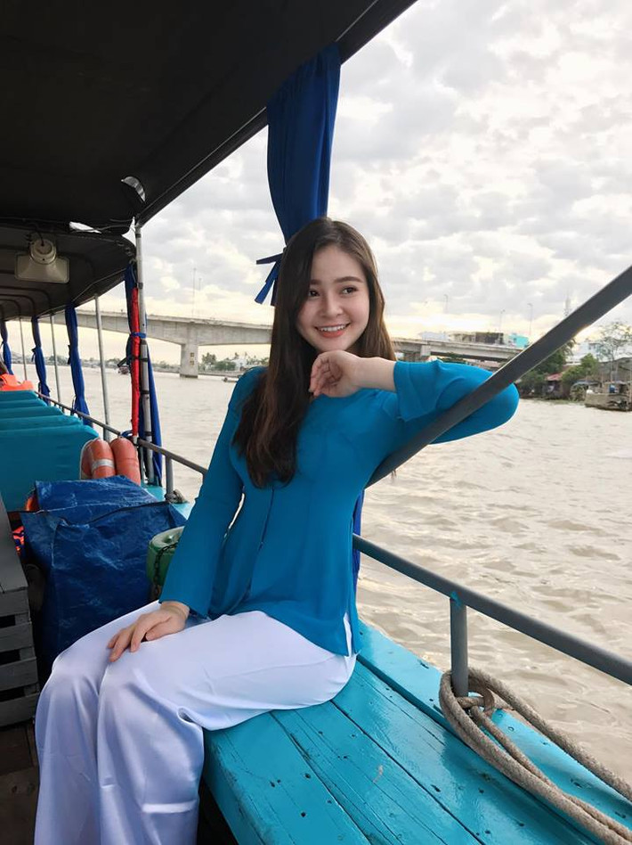 Được biết, tấm ảnh chụp với Công Phượng của Thảo Nguyên được dân mạng chia sẻ được chụp trong một dịp cô nàng xinh đẹp này theo chân thần tượng tới Nghệ An để theo dõi trận đấu giữa CLB SLNA và HAGL tại vòng áp chót V.League 2016. Dù chỉ là tình cờ, nhưng tấm ảnh chụp chung là khiến nhiều người đặt dấu hỏi cho mối quan hệ giữa cô hot girl Đà Nẵng và chàng cầu thủ của lò đào tạo HAGL.