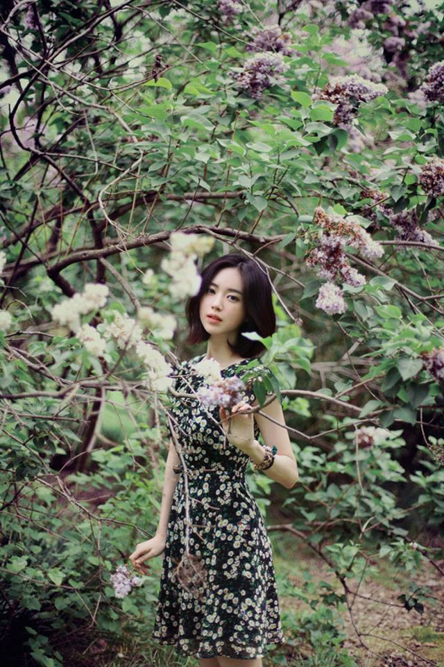 Được biết, sau khi hoàn thành khóa học tại khoa Kinh tế, Đại học Sogang, Yoon Seon Young đã từ bỏ những gì mình học để đi theo con đường nghệ thuật trong vai trò người mẫu ảnh.