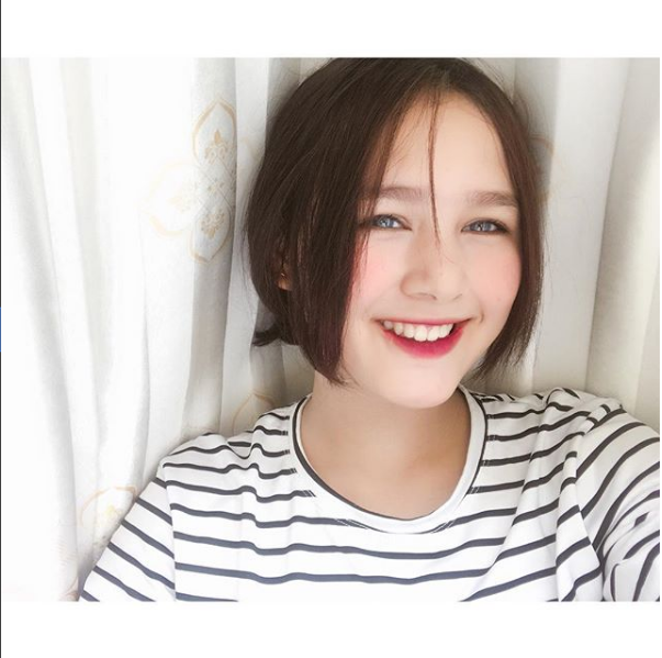 Sở hữu khuôn mặt với những đường nét cực kì ấn tượng: sống mũi cao, thon, đôi mắt to tròn sâu thăm thẳm cùng khuôn miệng đầy đặn và nụ cười tươi, Thùy Trang dễ dàng gây mê với bất cứ anh chàng nào lướt qua những bức ảnh của mình.