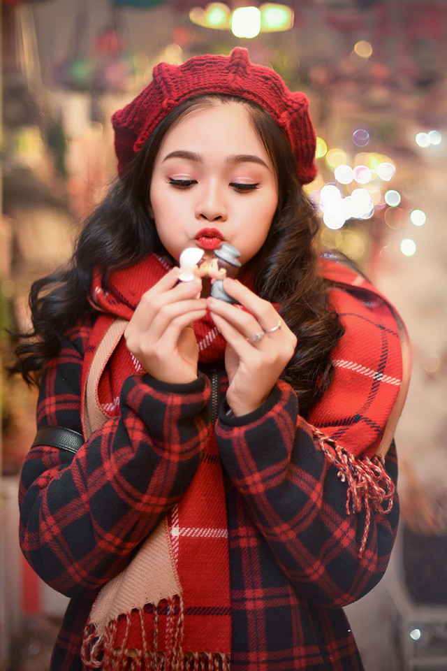 Những món đồ xinh xắn dùng để trang trí cây thông Noel cũng được Ngọc Anh lưu ý để cho vào bộ ảnh Giáng Sinh của mình.
