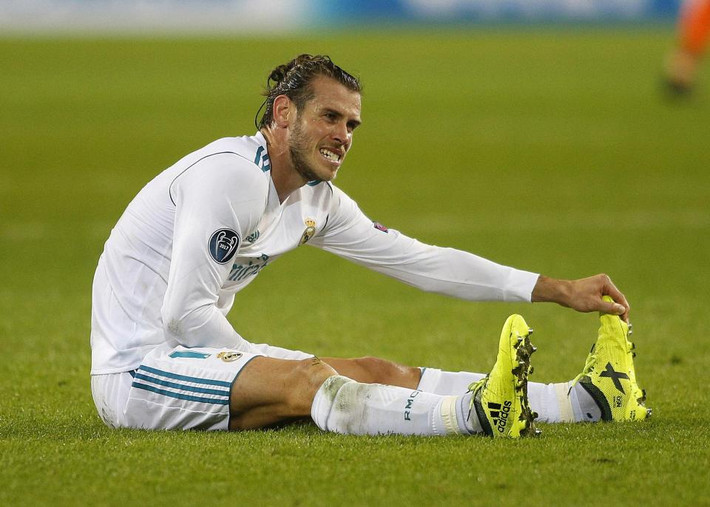 Gareth Bale chưa thể tập luyện cùng đồng đội: Tiền vệ người xứ Wales tiếp tục vắng mặt trong buổi tập của Real Madrid vào ngày hôm qua làm dấy lên tin đồn anh sẽ vắng mặt ở chuyến làm khách trước Espanyol vào ngày mai. Bale mới dính chấn thương cơ ở chiến thắng 3-1 trước Dortmund vào giữa tuần này và buộc phải nghỉ tập luyện 2 ngày gần nhất theo chỉ định của bác sĩ. Ảnh: AS