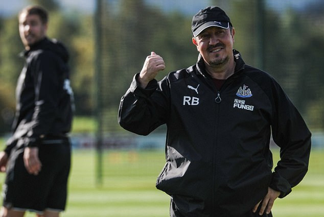 HLV Benitez bỏ ngỏ khả năng trở lại Liverpool: Chia sẻ trong cuộc họp báo trước trận Newcastle gặp Liverpool, HLV Rafael Benitez đã không loại trừ khả năng quay lại dẫn dắt đội bóng cũ trong tương lai. Tuy nhiên, chiến lược gia Tây Ban Nha cũng khẳng định, ông đang rất hạnh phúc ở Newcastle nên sẽ chưa nghĩ ngay đến chuyện về Liverpool. Ảnh: Mirror