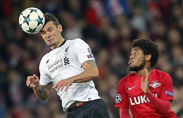 Dejan Lovren phải uống thuốc giảm đau để ra sân: Trung vệ người Croatia tiết lộ, anh buộc phải uống đủ 5 viên thuốc giảm đau trước mỗi trận đấu mới có thể chơi bóng như bình thường. Ví như trận đấu với Spartak Moscow vào giữa tuần này, Lovren vẫn đá trọn 90 phút bất chấp chấn thương ở lưng. Ảnh: Mirror