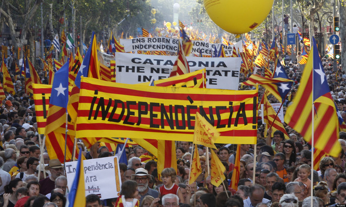 Barcelona có thể thi đấu ở giải Ngoại hạng Anh? Theo tiết lộ của Bộ trưởng thể thao xứ Catalan, các đội bóng trong khu vực này hoàn toàn có quyền tự do xin gia nhập các giải đấu khác ngoài La Liga, nếu xứ Catalan thực sự tách khỏi Tây Ban Nha. Cũng theo Bộ trưởng thể thao xứ Catalan, LĐBĐ châu Âu sẽ không có ý kiến về chuyện một đội bóng thi đấu ở một giải VĐQG không thuộc đất nước của họ.