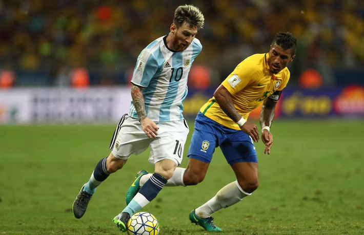 Messi đưa Paulinho về Barca: Trả lời phỏng vấn tờ về thông tin chuyển nhượng bóng đá mới nhất "El Periodico de Catalunya", tiền vệ Paulinho có tiết lộ, Lionel Messi là người đầu tiên mời anh gia nhập Barcelona khi 2 người nói chuyện với nhau ở trận giao hữu giữu Brazil và Argentina vào tháng 6. Ảnh: Goal