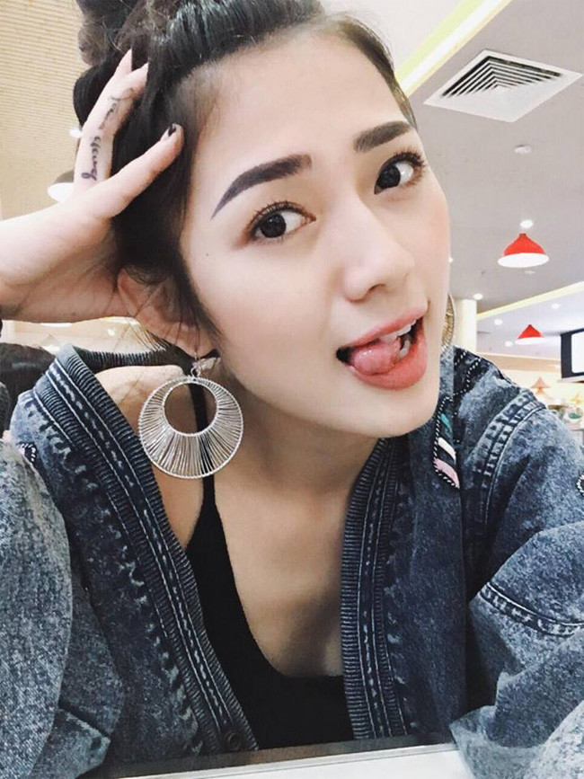 Nếu từng được nghe Trang Cherry đàn, hát nhiều người chắc hẳn còn nhớ chất giọng vô cùng có lực nhưng không kém phần ấm áp của cô nàng này.
