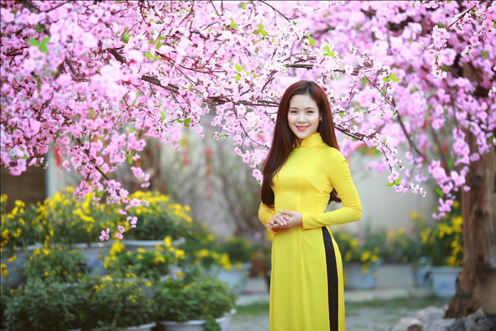 Các cô gái khoe vẻ rạng rỡ trước khung cảnh mùa xuân.