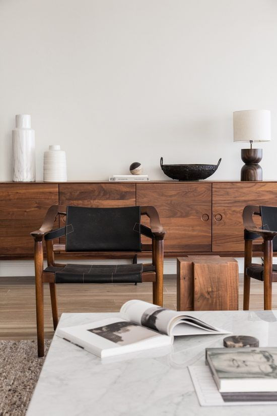 Nếu nội thất theo phong cách Scandinavia được đặc trưng bởi một sự kết hợp giữa màu sáng, màu trung tính, màu gỗ tự nhiên và các điểm nhấn pastel thì xu hướng nội thất Nhật Bản được xây dựng với các mảng màu tương phản như đen- trắng để tạo nên vẻ đẹp hiện đại, bắt mắt.