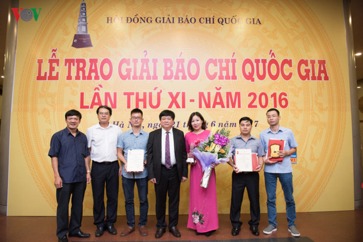 Tổng giám đốc Đài TNVN Nguyễn Thế Kỷ chụp ảnh lưu niệm với nhóm tác giả đoạt giải B.