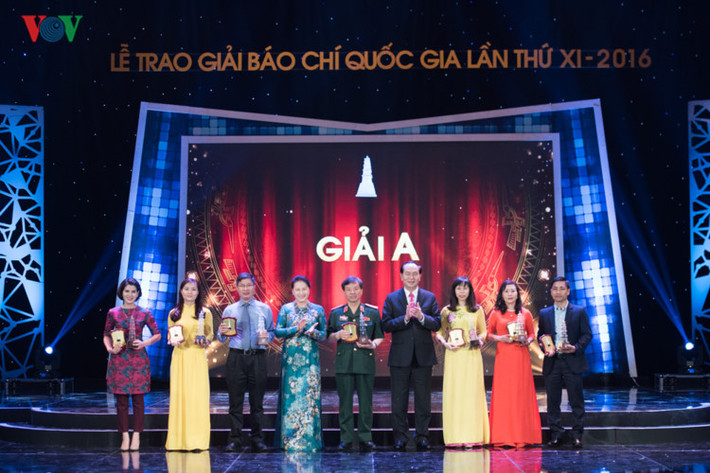 Chủ tịch nước Trần Đại Quang và Chủ tịch Quốc hội Nguyễn Thị Kim Ngân trao 7 giải A cho các tác phẩm xuất sắc nhất.