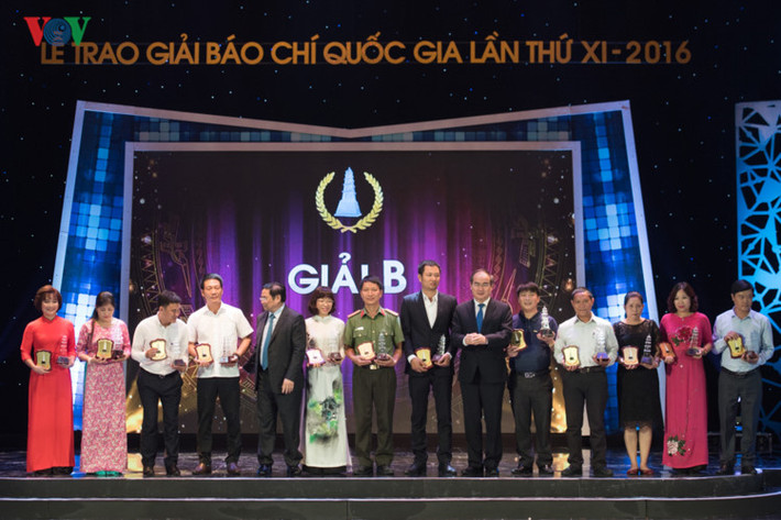 Ông Nguyễn Thiện Nhân - Chủ tịch Ủy ban Trung ương Mặt trận Tổ quốc Việt Nam - Bí thứ Thành ủy TP.HCM và ông Phạm Minh Chính - Bí thư Trung ương Đảng - Trưởng ban Tổ chức Trung ương trao giải B. Liên Chi hội Nhà báo Đài TNVN giành 3 giải B
