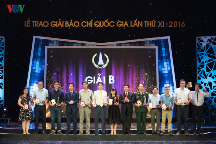 Bí thư Trung ương Đảng - Trưởng ban Tuyên giáo Trung ương, ông Võ Văn Thưởng và Phó Thủ tướng - Bộ trưởng Bộ Ngoại giao Phạm Bình Minh trao giải B cho các tác phẩm.