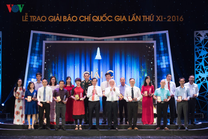 Phó Chủ tịch Quốc hội Uông Chu Lưu và Chủ tịch Hội Nhà báo Việt Nam Thuận Hữu trao giải C cho các tác giả đoạt giải tại giải Báo chí Quốc gia lần thứ XI.