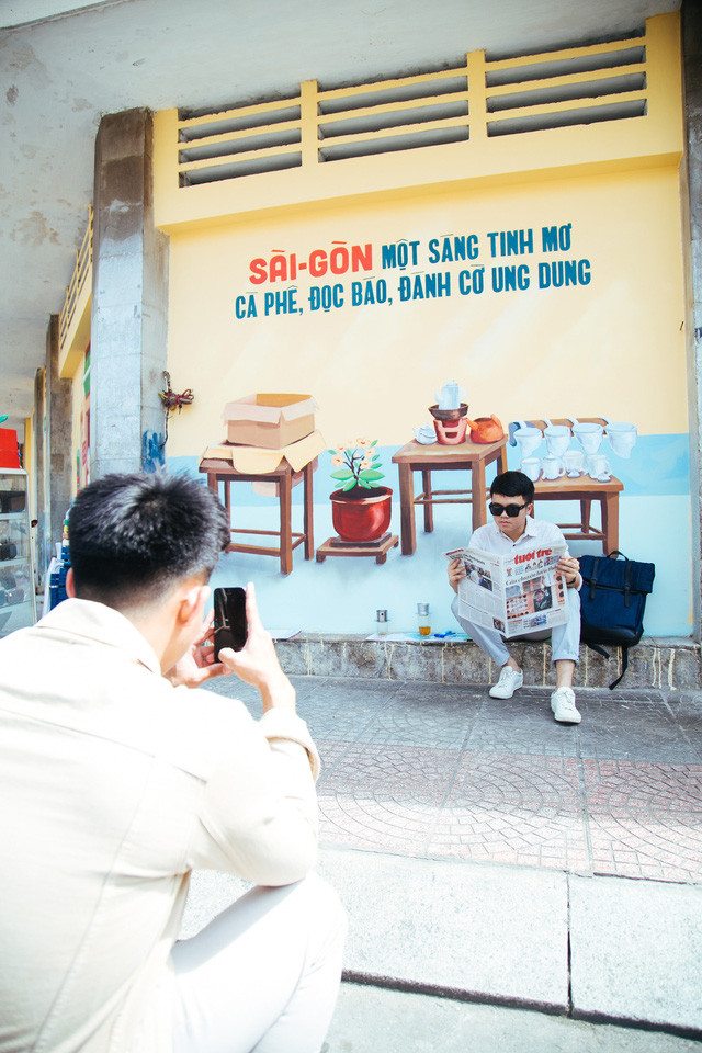 Được biết, dự án "Việt Nam sau tay lái" là công sức và tâm huyết của 8 bạn trẻ đến từ Hà Nội và TP HCM để giúp 2 thành phố lớn nhất Việt Nam trở nên dễ thương bằng những hình ảnh đẹp, quen thuộc với cuộc sống hàng ngày.