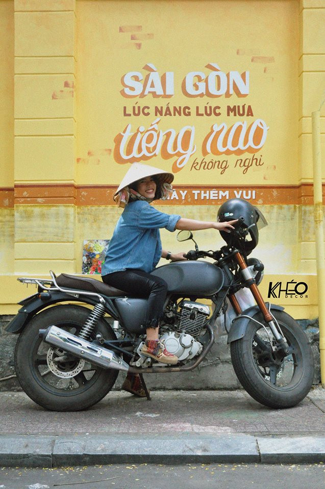 Theo một thành viên trong nhóm dự án "Việt Nam sau tay lái" để làm được những bức tranh này, các bạn đã phải xin phép ý kiến của lãnh đạo Thành phố, khi được thông qua, các bạn trẻ lại chuẩn bị đồ đạc để xử lý những bức tường rồi cuối cùng mới vẽ trên thực địa.